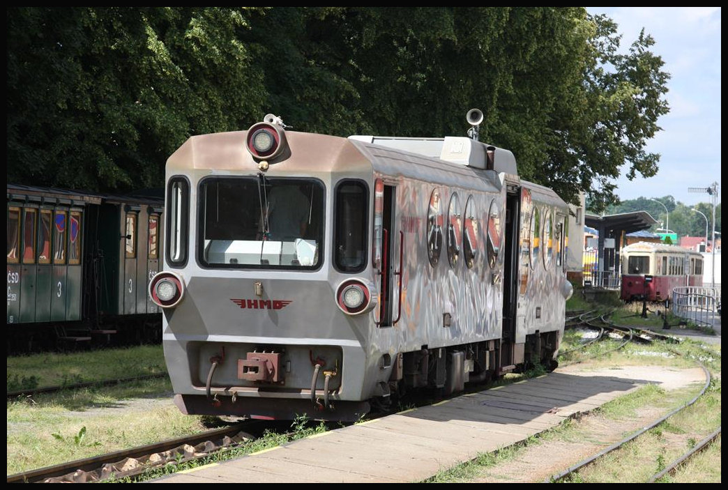 Ein Unikum auf Schmalspur Gleisen ist ohne Frage die kleine Triebwagen Baureihe M 27 der JHMD in Jindrichuv Hradec, die seinerzeit aus ehemaligen PKP Triebwagen entstand. M 27002 steht hier abfahrbereit nach Obratan in Jindrichuv Hradec. Wegen ihrer runden Fenster haben die VT den Spitznamen Nautilus erhalten, was an den Film  20000 Meilen unter dem Meer  mit Kapitän Nemo angelehnt ist.