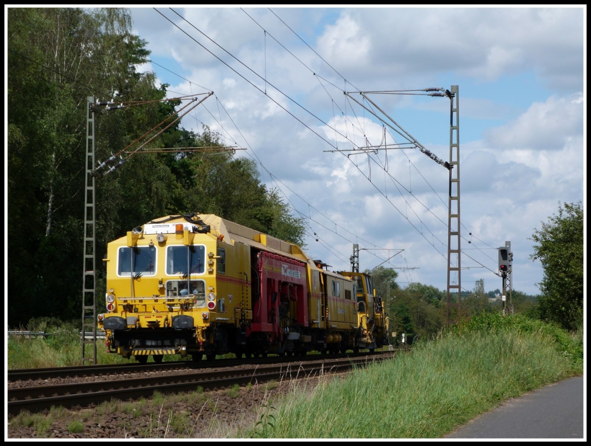 Ein Unimat der Marke  Plasser & Theurer fährt am 14.8.14 über die Nord-Süd-Strecke in Richtung Süden.
Aufgenommen bei Wehretal - Reichensachen.