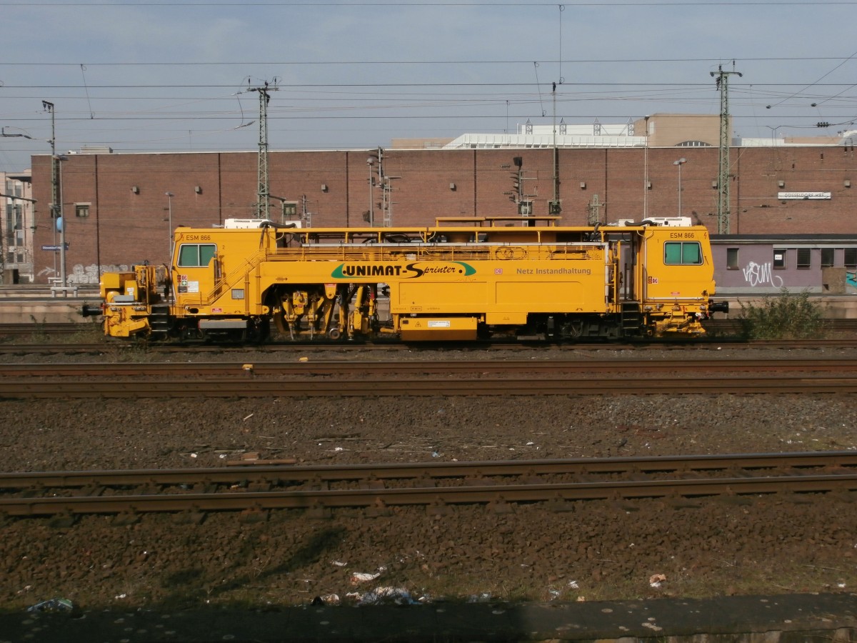 Ein Unimat Sprinter der DB Netz Instandhaltung stand am 07.03.2014 am Düsseldorfer HBF abgestellt.