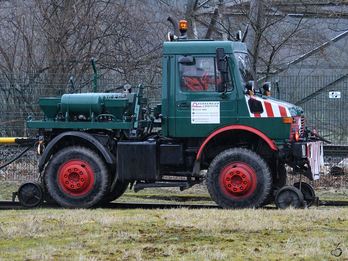 Ein Unimog-Zweiwegefahrzeug der Firma Kerkemeier Logistik. (Hattingen, März 2018)