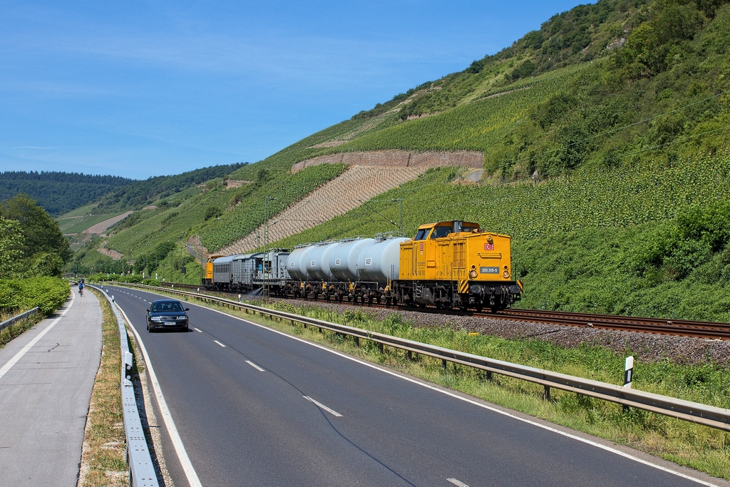 Ein Unkrautspritzzug am 14.6.2015 wurde mit 203 316 bespannt, der 5. Wagen lässt die Flüssigkeit heraus, so ging es mit 40 km/h den Bopparder Hamm entlang
