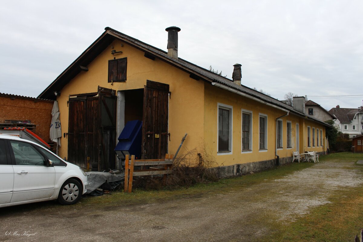 Ein unscheinbares Gebäude bei Bahnhof Garsten ist der ehemalige Lokschuppen der Steyrtalbahn (Garsten - Klas/Pyhrnbahn).
Bis zur Einstellung 1982 diente er als Unterstand, Werkstatt und Aufenthaltsmöglichkeit für Eisenbahner wurde anschließend verkauft und dient heute einer Privatperson als Werkstatt.
Im Heizhaus befinden sich auch noch Schienen und die Grube zur Untersuchung.
14.1.2023