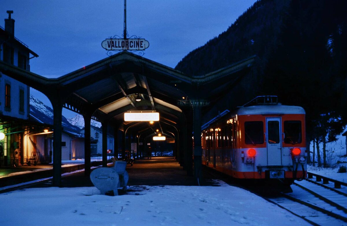 Ein unvergessliches Erlebnis war der Bahnhof Vallorcine bei Nacht, nachdem ich zuvor viele Tage lang zügig Ski gefahren war. Die Rückfahrt per Auto nach Chamonix von dort aus war auch nicht so leicht, da Eis auf der Straße war und der Führerschein noch relativ frisch war. 
Datum: 01.01.1988