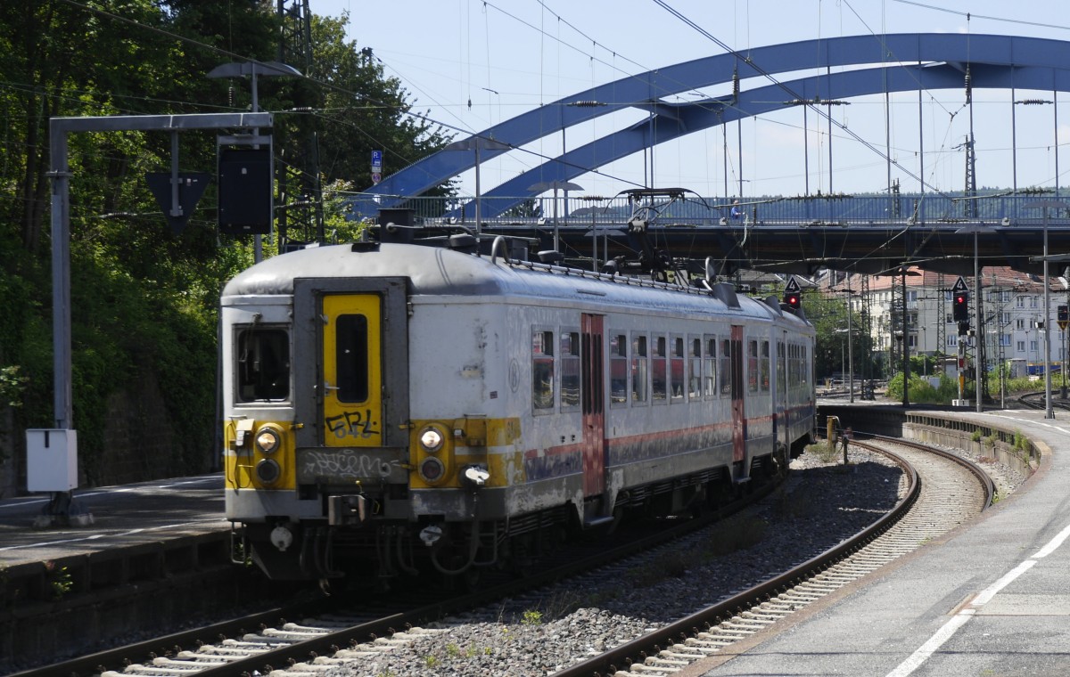 Ein Uralt-ET der SNCB (Serie AM 66) fährt den RE 29 Lüttich - Aachen. Hier Wagen 643 bei der Einfahrt in den Aachener Hauptbahnhof am 1.7.14.