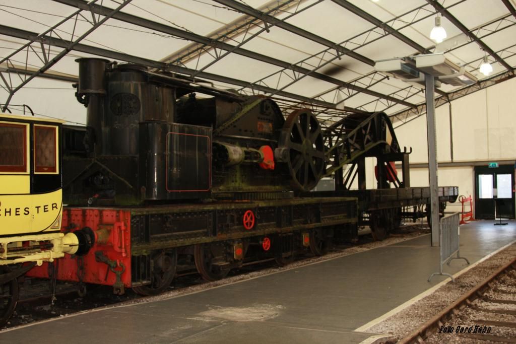 Ein uriger Schienen Koloss ist dieser schwere Dampfkran, den ich in einem Zelt im Freigelände des National Railway Museum in York am 27.10.2014 entdeckte.