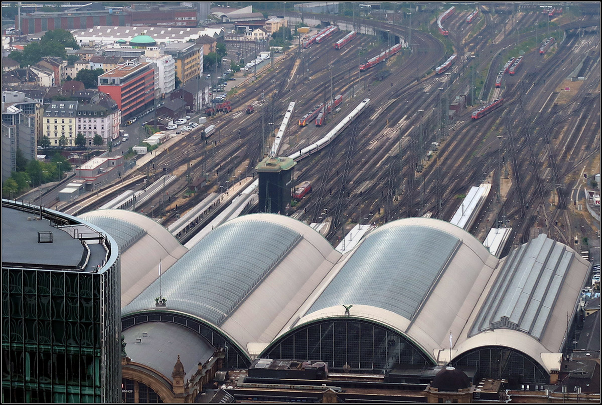 Ein V und mehrere Bögen -

Frankfurt Main, Hauptbahnhof.

27.07.2019 (M)