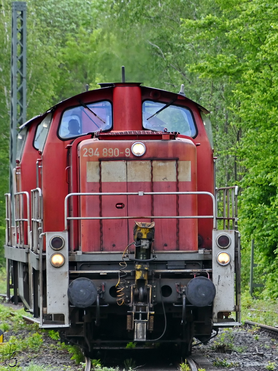 Ein V90-Duo (294 890-9 & 294 792-7) ist hier auf der Strecke der Ruhrtalbahn bei der Ankunft in Hattingen zu sehen. (Juli 2021, Standort: Fuß-/Radweg entlang der Gleise)