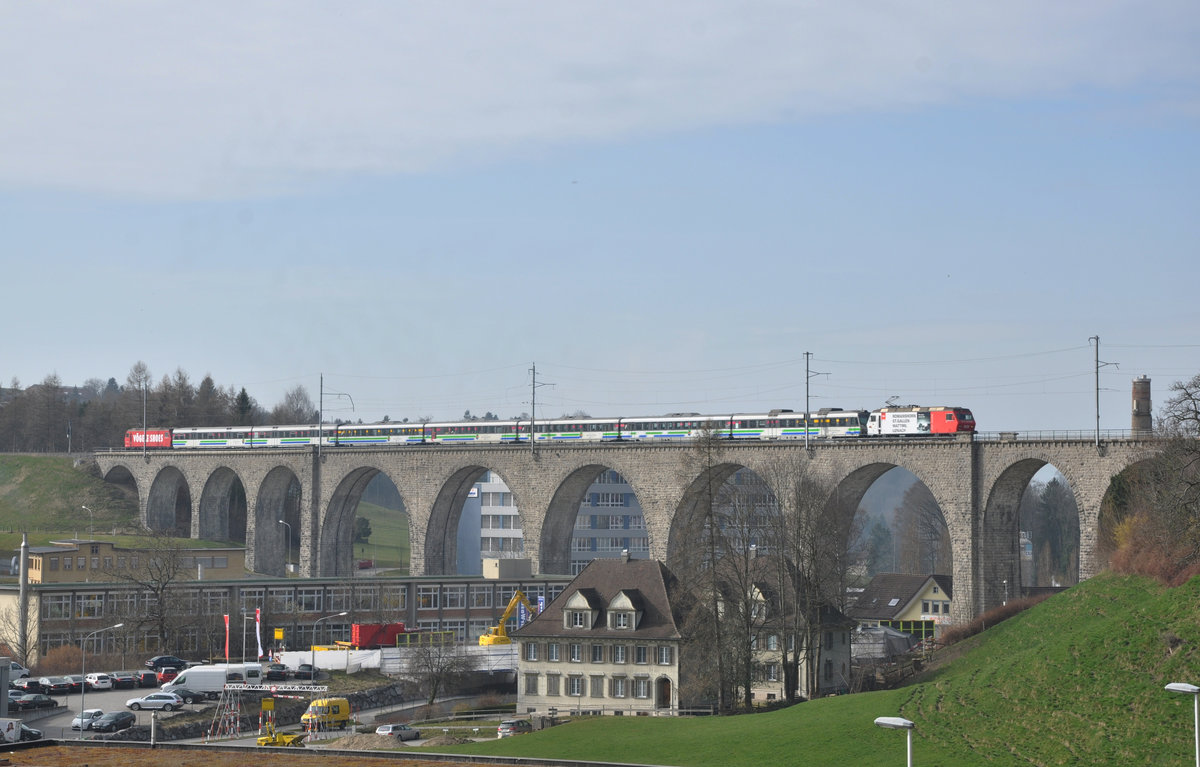 Ein VAE (Voralpenexpress, bestehend aus zwei Re 465 und Revivo Wagen) der SOB überquert den Weissenbach Viadukt in Herisau.
Foto aufgenommen am 15.2.2017