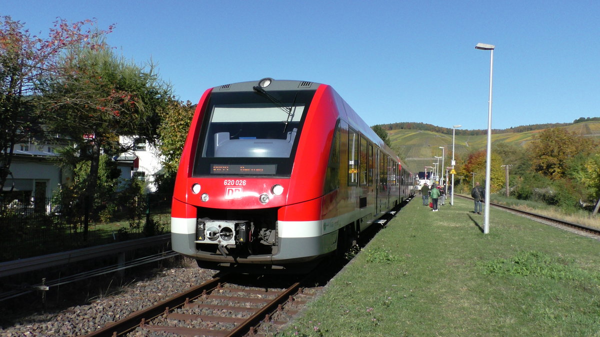 Ein Vareo LINT 81 (DB 620 026) steht in Dernau zur Wende zurück nach Remagen.
Aufnahmedatum: 30.10.2016