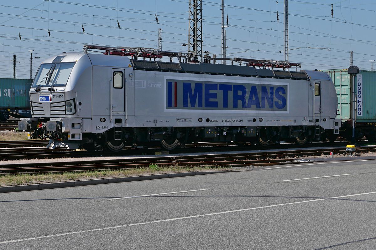 Ein Vectron der METRANS, 91 54 7383 420-7 CZ MT, am 24.06.2022 im Hamburger Stadtteil Kleine Grasbrook