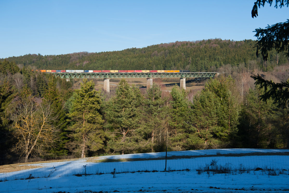 Ein Vectron von MRCE überquert mit einem boxxpress Containerzug das Laberviadukt in Deining Richtung Regensburg, 24.02.2019