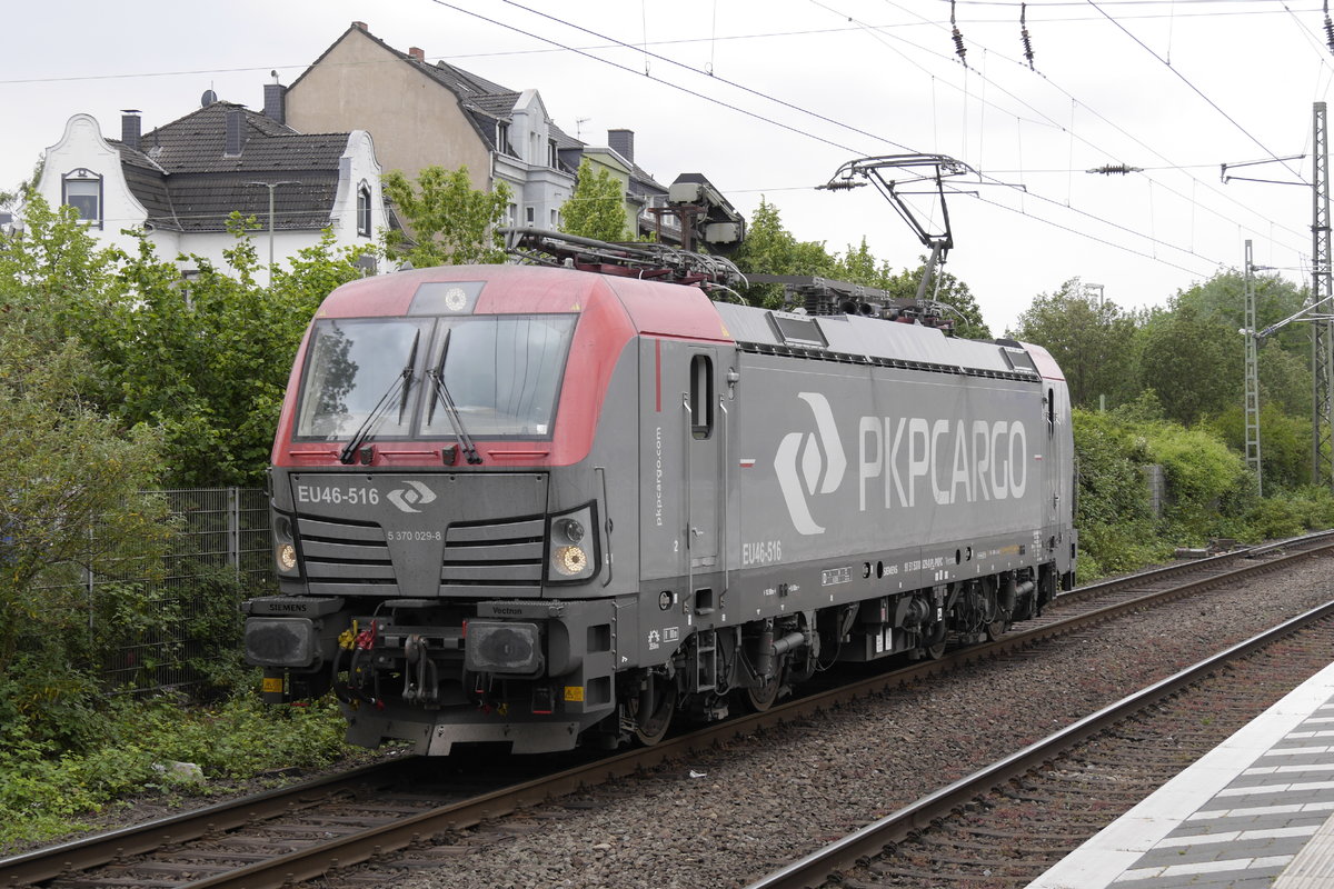 Ein Vectron von PKP Cargo, NVR-Nr. 91 51 5 370 029-9, in Rheinhausen, 20.5.20.