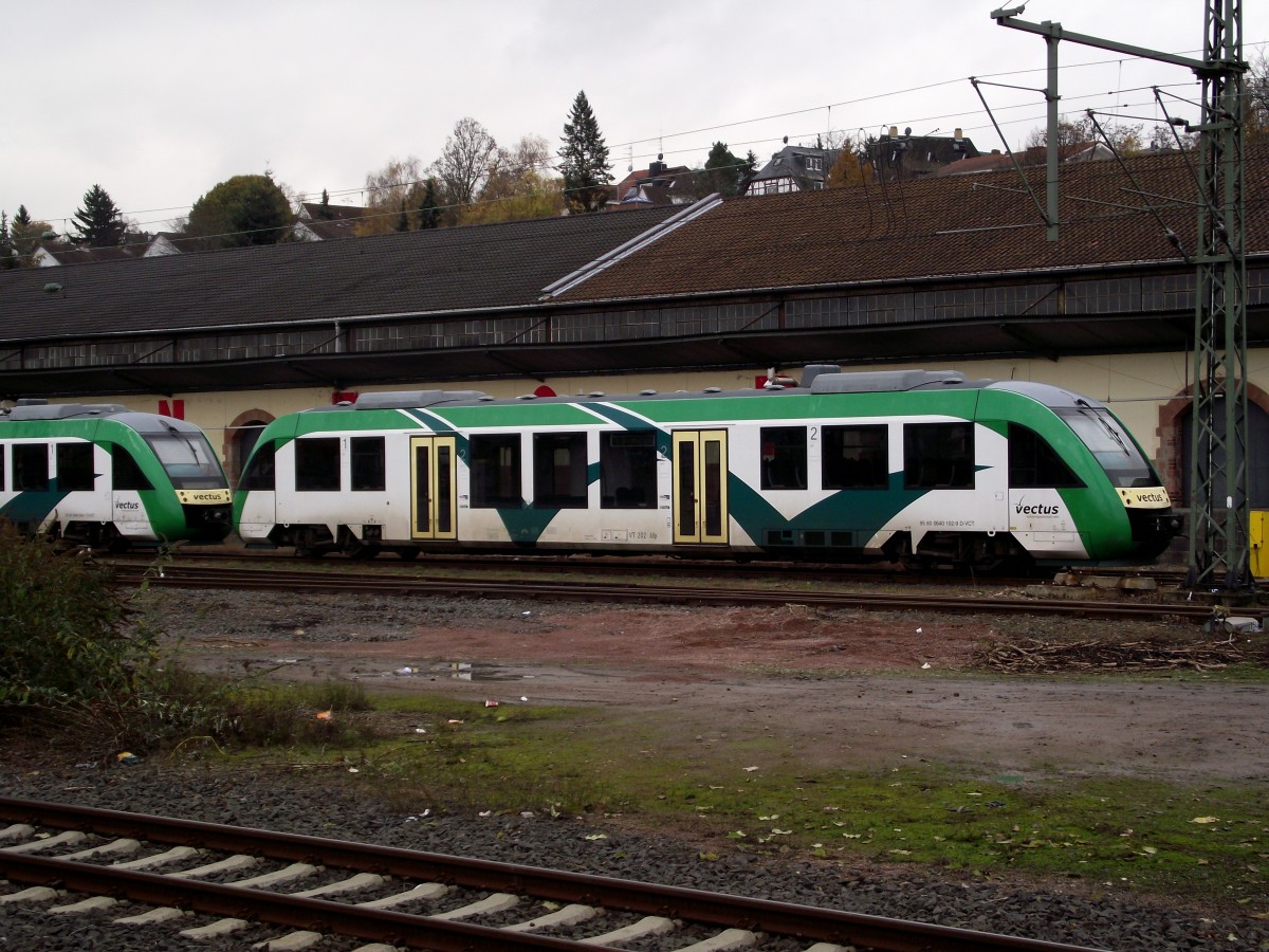 Ein Vectus Lint 27 steht am 21.11.13 in Wiesbaden Hbf von Bahnsteig aus fotogrfiert 