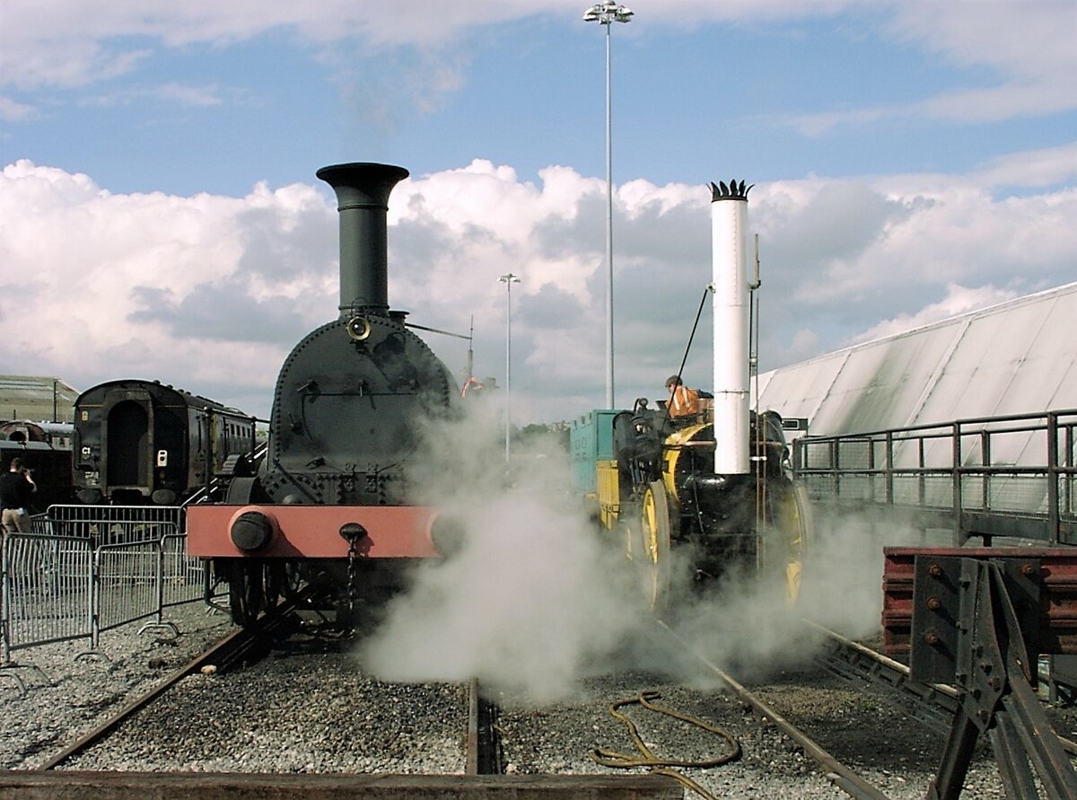 Ein Vergleich der englischen Breitspur von 2140mm (bis 1892 bei der GWR) und der Normalspur von 1435 mm auf dem Freigelände vom National Railway Museum in York am 27.8.2000. Das Breitspurgleis ist nur paar hundert Meter lang für den Iron Duke.