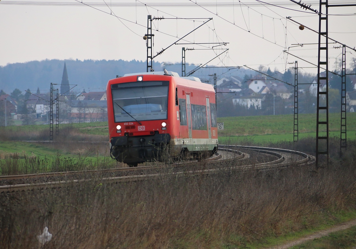 Ein verirrter 650 des Drei-Löwen-Taktes (650 024) in Fahrtrichtung Norden. Aufgenommen zwischen Ludwigsau-Friedlos und Mecklar am 30.03.2014.