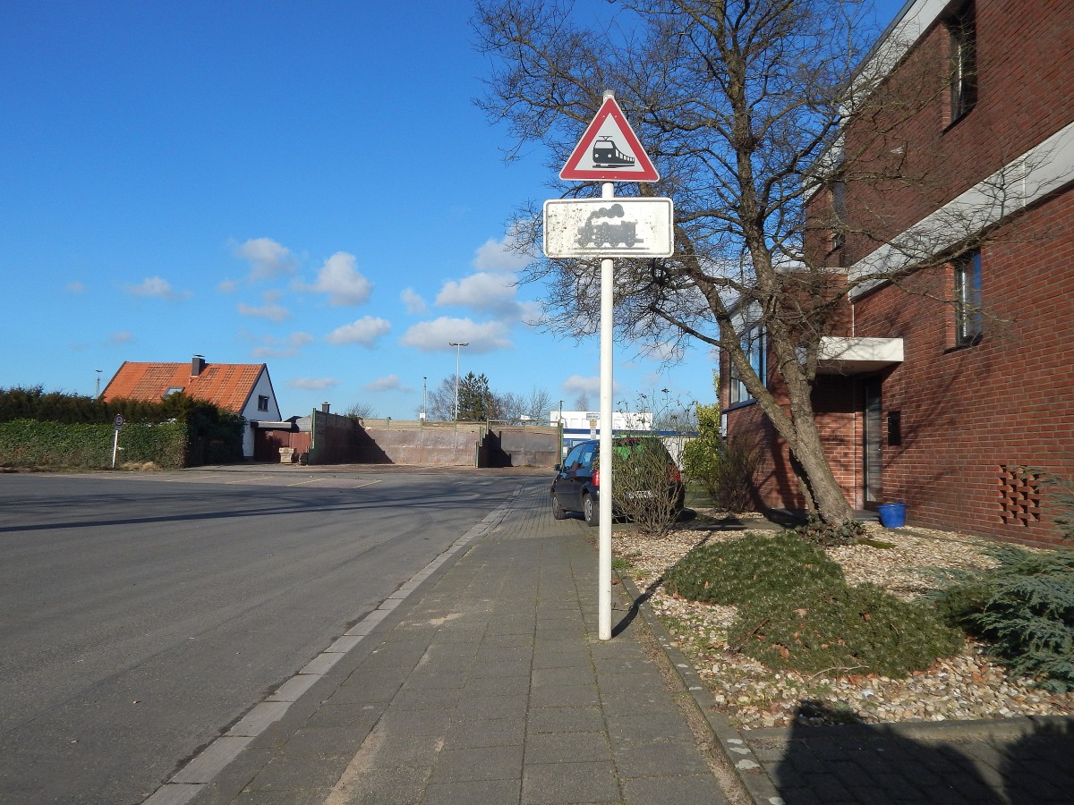 Ein Verkehrsschild was hier einmal auf einen Bahnübergang hinweiste. Heute ist der Bahnübergang mit Anschlussgleis stillgelegt.

Mönchengladbach Rheindahlen 17.01.2015