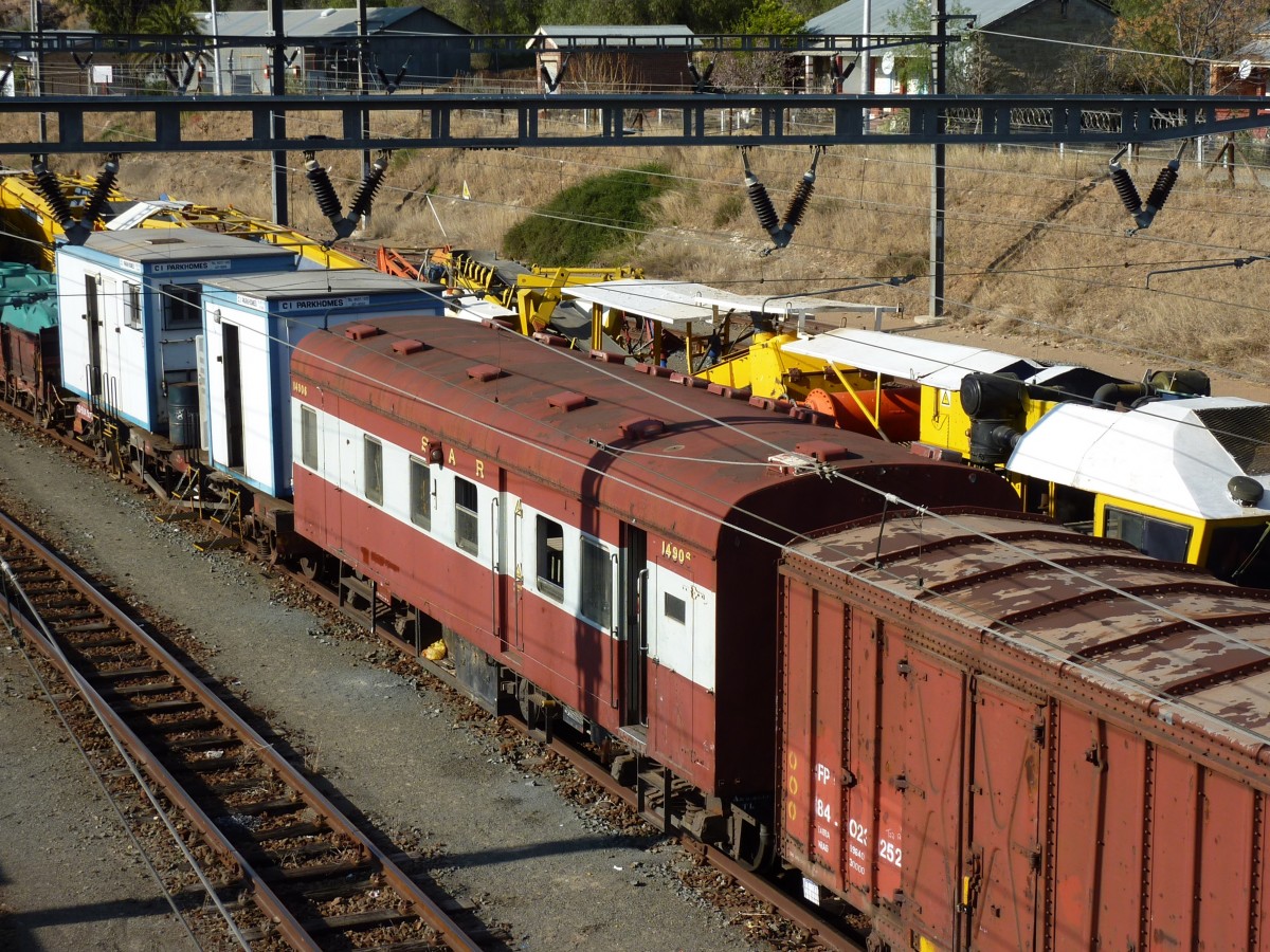 Ein vermutlich als Wohnwagen genutzter Personenwagen der ehemaligen South African Railways eingereiht in einen Bauzug am 08.09.2014 in Cradock.