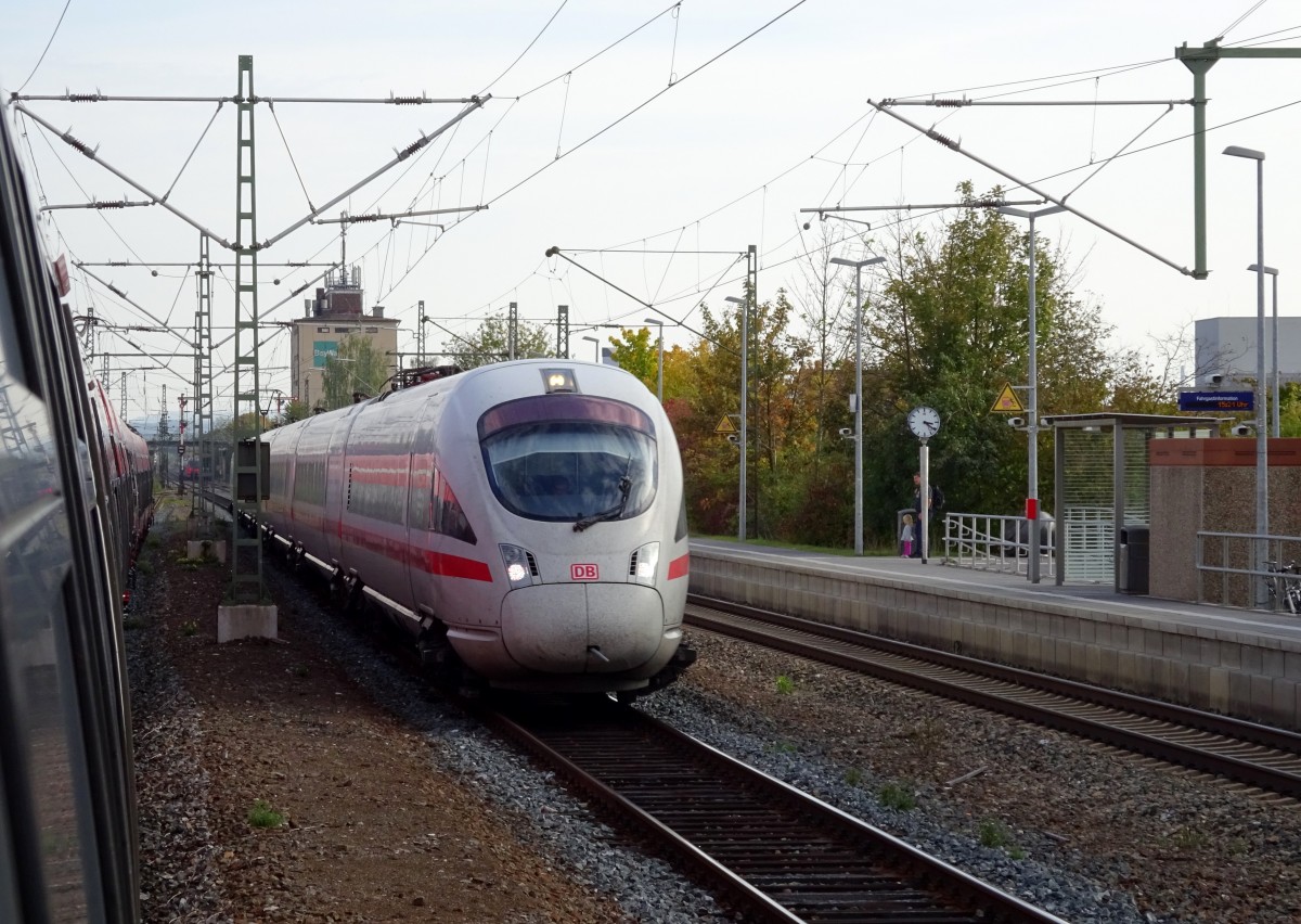 Ein verspäteter ICE überholt am 03. Oktober 2015 den Franken-Thüringen-Express nach Jena und Sonneberg in Hirschaid.