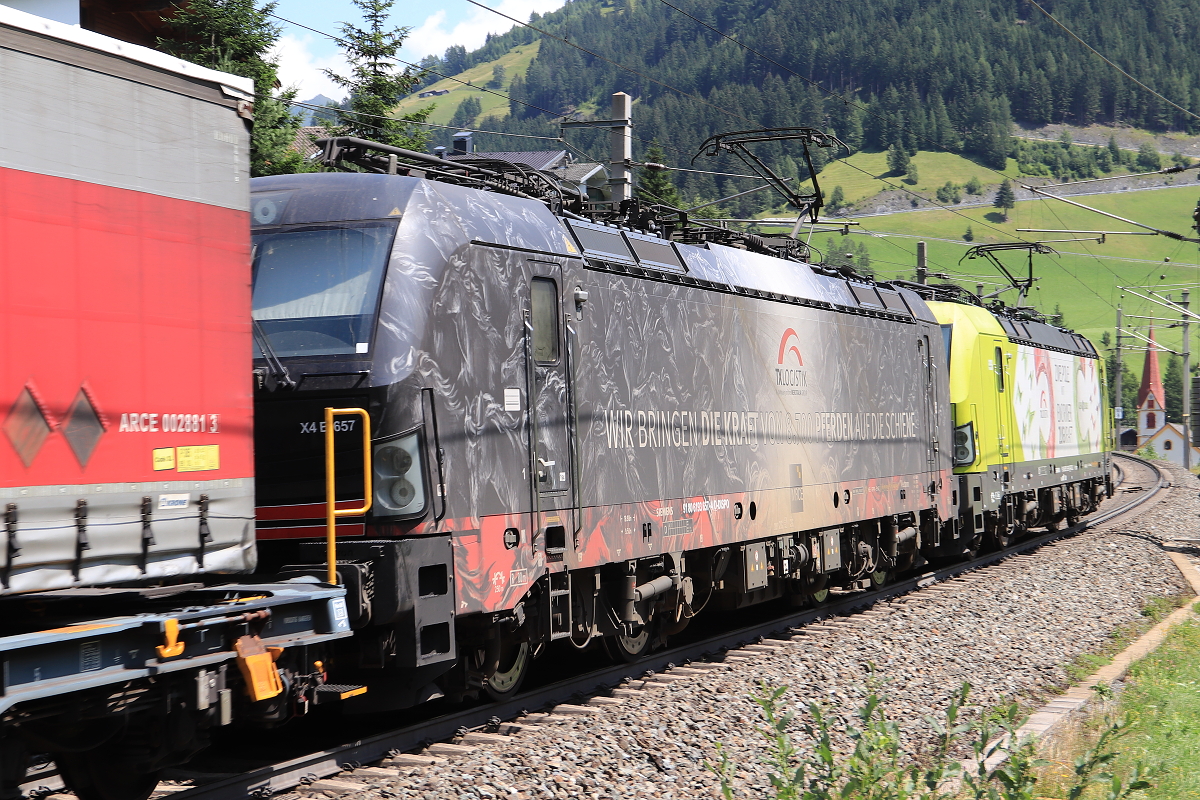 Ein verspäteter Nachschuss der zwei TXL Logistik Vectron's vor einem KLV Zug Richtung Brenner/Italien. Hier kurz vor dem Bahnhof St. Jodok am Brenner am 23.07.2021