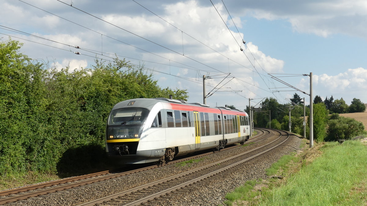 Ein Verstärkerzug der HLB Wiesbaden - Limburg südlich von Limburg. Aufgenommen am 6.7.2018 17:14