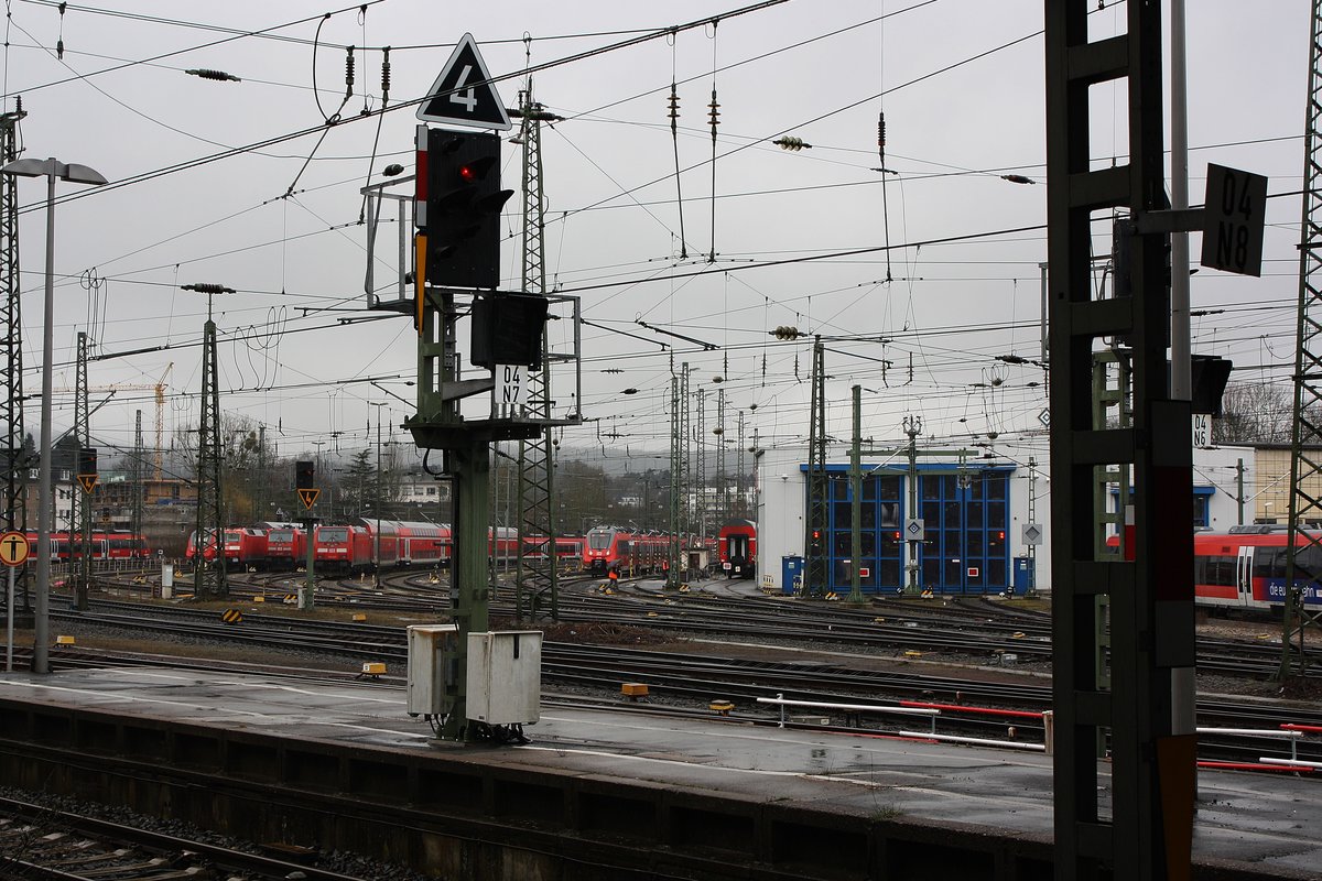 Ein versuchter Blick auf das BW Aachen HBF wo die Regionalzüge abgestellt und auch gewartet werden.
Hier sind zuhause :

- 644 der Euregiobahn      (RB 20 Stolberg Altstadt - Düren)
- 425 der Rhein-Niers-Bahn (RB 33 Aachen - Heinsberg/Duisburg)
- 111 des RSX              (RE 9  Aachen - Siegen)
- 146 des NRW Express      (RE 1  Aachen - Hamm)
- 442 des RSX              (RE 9  Aachen - Siegen)