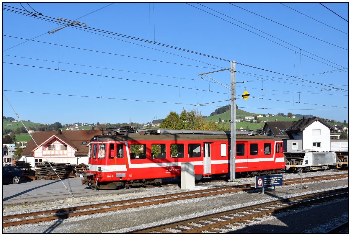 Ein Vertreter der alten Garde, der BDe 4/4 46, steht abgestellt in Appenzell. Aufnahme aus dem Zug nach Wasserauen. (17.10.2018)