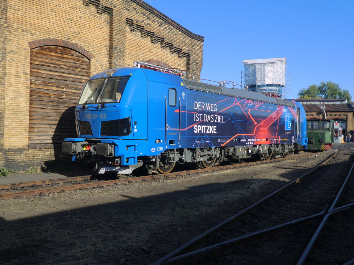  Ein Vertreter der  Vectron -Familie von Siemens, Variante  Smarttron  in Diensten der Firma Spitzke mit der Nummer E-192-SP-100. EDV-Nr.91 80 6192 007-3 D-SLG. Berlin, Eisenbahnfest im ex Bw Schöneweide, 22.9.2019