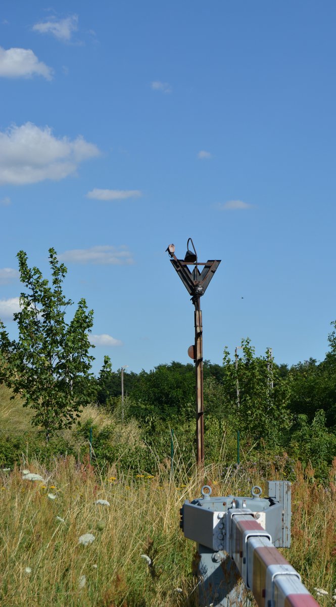 EIn verwaistes Ra11 Signal steht in Güterglück an der ehemaligen Verbindungskurve zur Kanonenbahn. 1992 wurde die Strecke ab Nedlitz bis Güterglück 2 Gleisig ausgebaut und 1 Jahr später elektrifiziert. Nur knapp 10 Jahre später wurde die Strecke 2004 stillgelegt und wird teilweise zurück gebaut.

Güterglück 20.07.2016