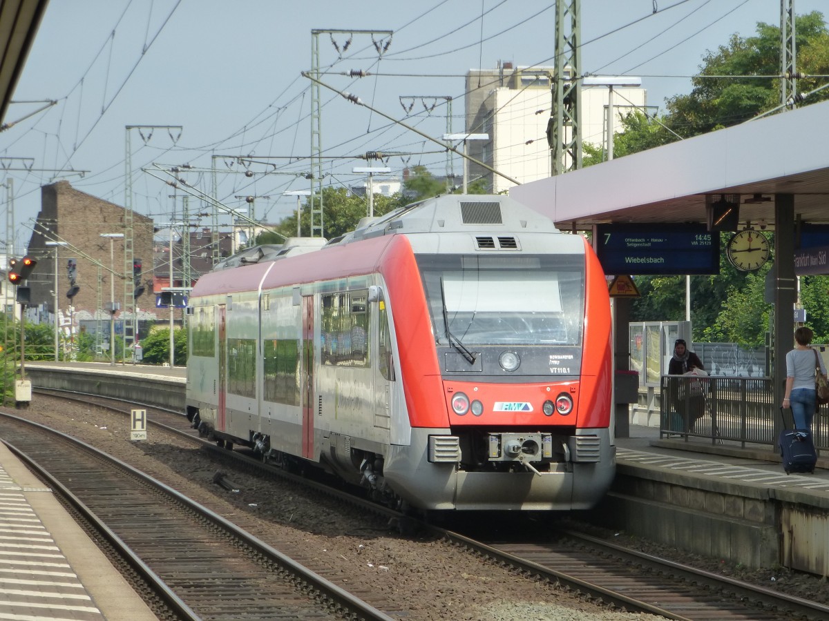 Ein VIAS nach Wiebelsbach steht hier am 23.08.2013 im Bahnhof Frankfurt/Main Sd.
