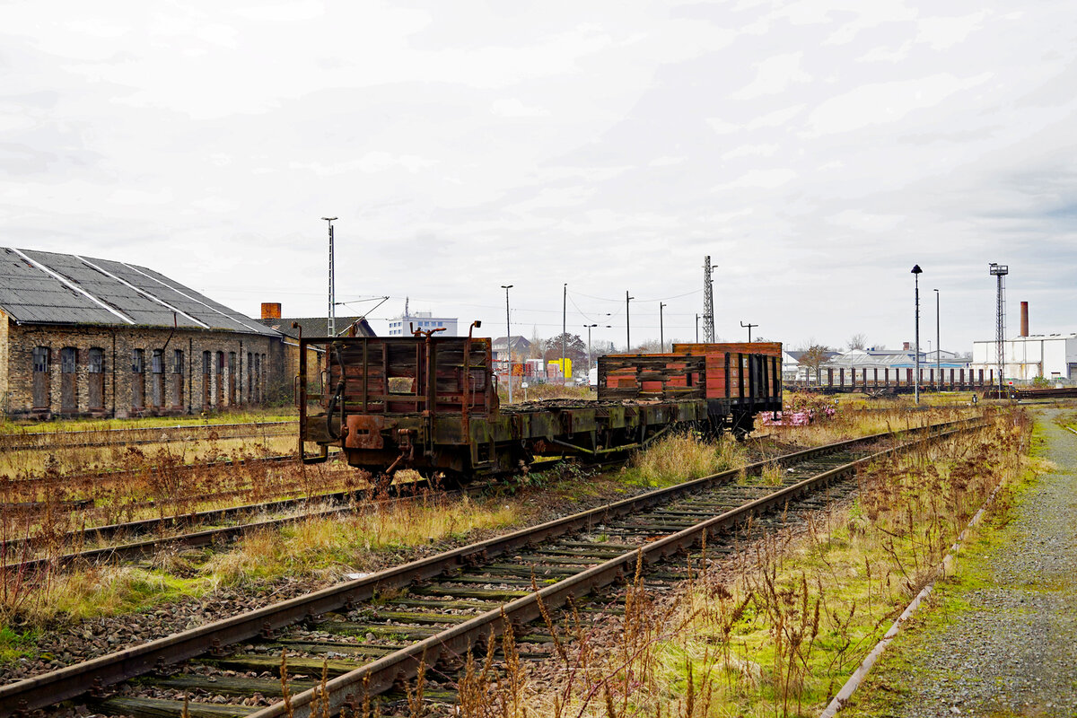 Ein vierachsiger offener Güterwagen, in schlechtem Zustand aufgenommen am 03.12.2025 auf dem Schmalspurgelände beim Bf. Nordhausen Nord. Wenn ich im Buch  Harzquer- und Brockenbahn  der  transpress  von 1986 richtig recherchiert habe, könnte es sich bei dem Fahrzeug um den Wagen der NWE 254 oder einem ähnlichen Wagen handeln. Für genauere Erkenntnisse wäre ich dankbar.