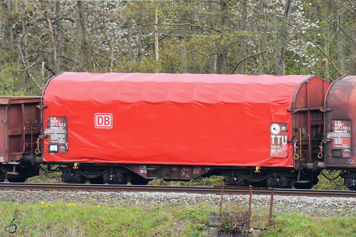 Ein vierachsiger Stahltransportwagen Shimmns-ttu (31 80 4674 142-3) im April 2021 in Witten-Bommern.