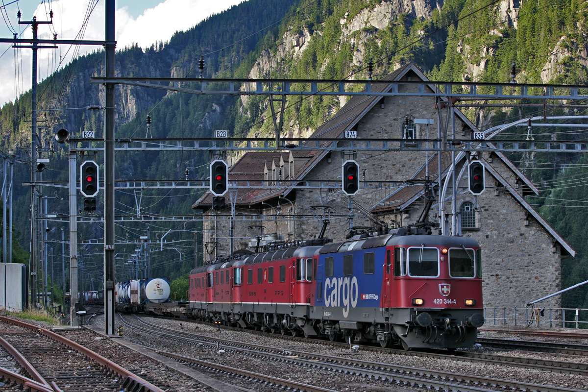 Ein Viererpack bestehend aus den Loks Re 420 344-4 / Re 6/6 11681  Immensee  /Re 4/4 11281 und der Re 6/6 11683  Immensee  fahren abends in Göschenen mit einem KLV Zug vorüber.Bild vom 18.7.2016