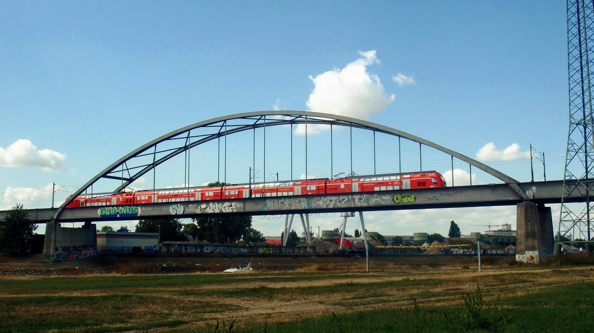 Ein vierteiliger 446 fährt als 4566 (RE 70) über den Neckar in Mannheim. Der nächste Halt ist für diesem Zug in Mannheim-Waldhof. Aufgenommen am 01. September 2018.