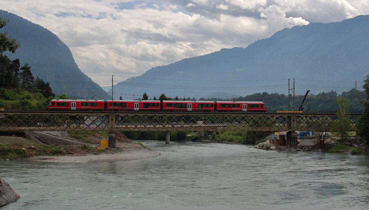 Ein vierteiliger  Allegra  fährt als S-Bahn über die alte Hinterrheinbrücke bei Reichenau-Tamins.

Reichenau-Tamins, 14. Juni 2017