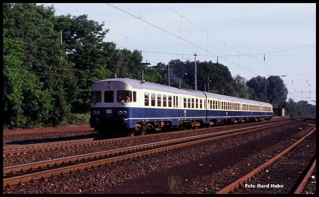 Ein vierteiliger VT, vorn Motorwagen 624662, bildete am 23.7.1991 den E 8610 von Osnabrück nach Münster. Hier verläßt der Zug den Bahnhof Kattenvenne an der  Rollbahn .