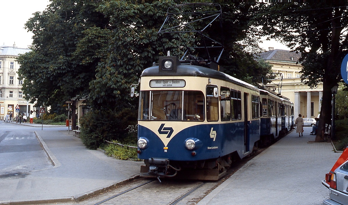 Ein Vierwagenzug der WLB mit Tw 95 an der Spitze steht im Juni 1987 in Baden Josefplatz abfahrtbereit in Richtung Wien Oper