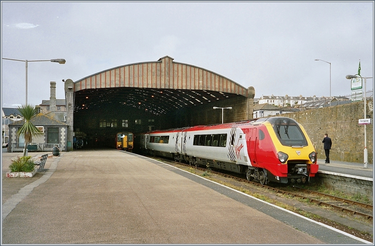 Ein Virgin Dieseltriebzug kurz vor der Abfahrt Richtung Schottland im Bahnhof von Penzance. Analoges Bild vom April 2004 