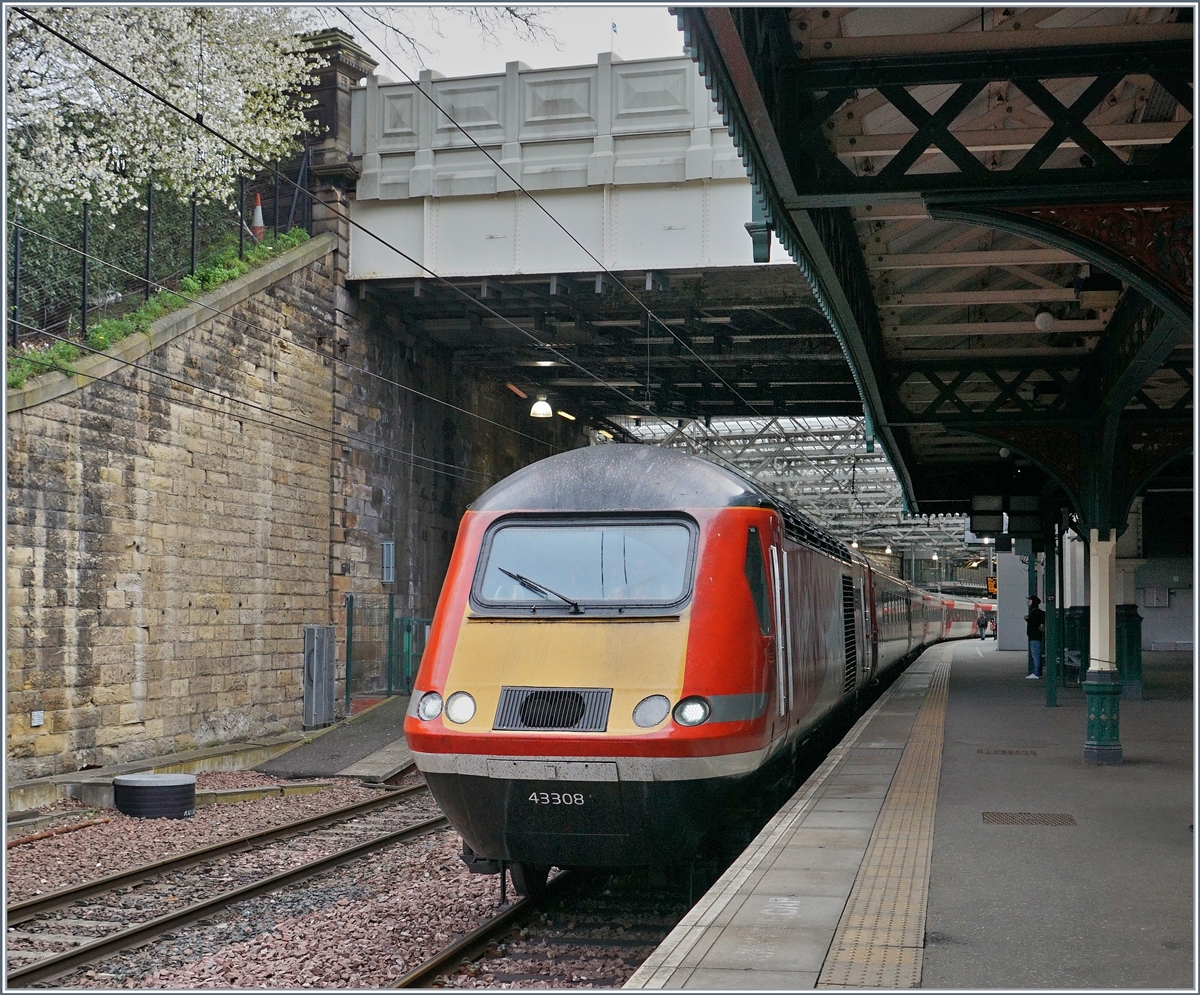 Ein  Virgin East Coast  HST 125 Class 43 Zug mit dem Triebkopf 43308 an der Spitze wartet in Edinburgh Waverley auf die Abfahrt nach Aberdeen. 

22. April 2018