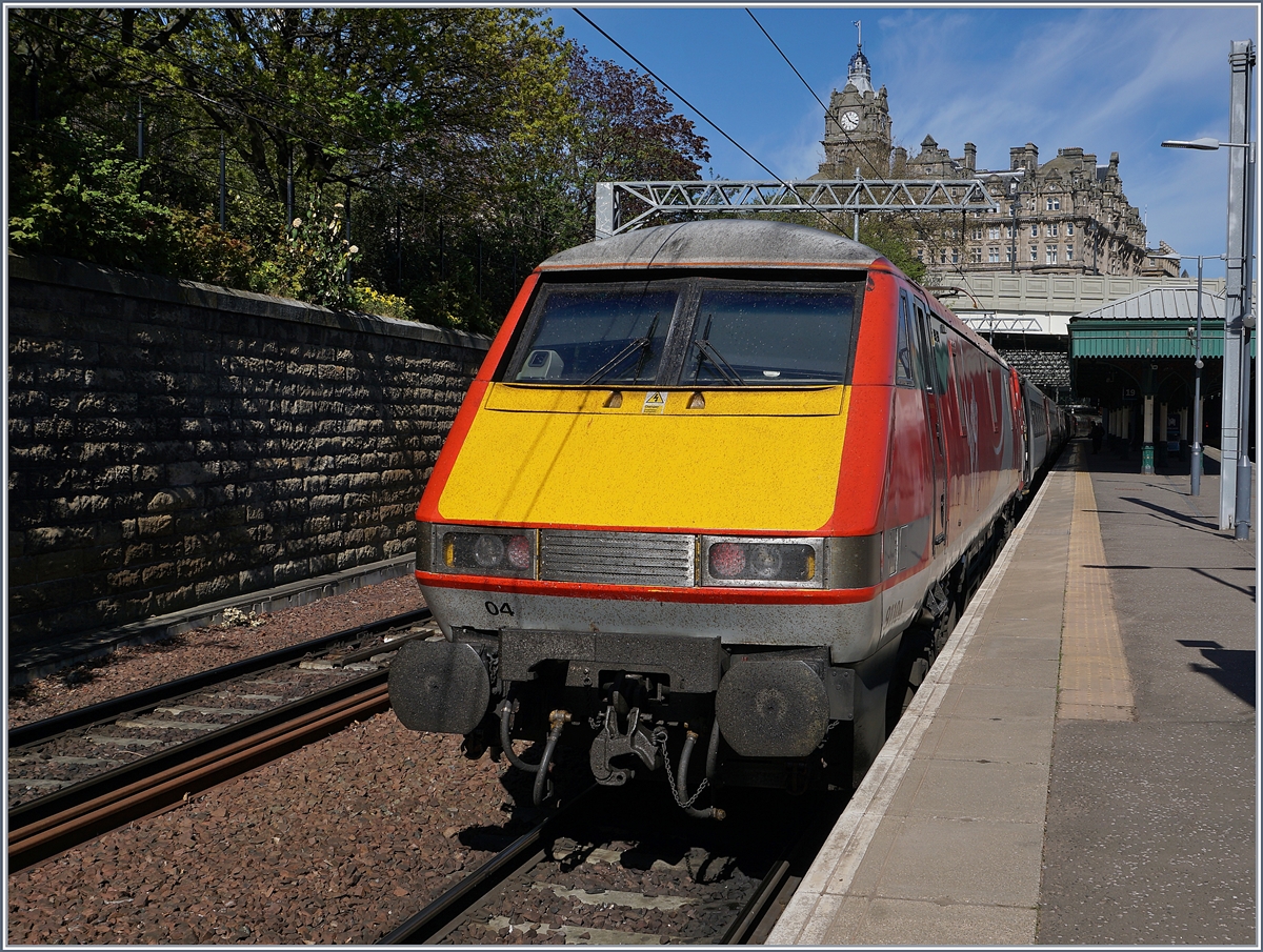 Ein Virgin Train East Coast Class 91 wartet in Edinburgh auf die Abfahrt nach London.

3. Mai 2017