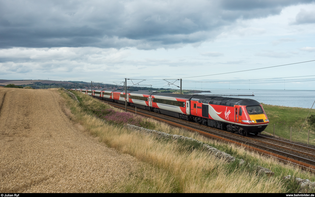 Ein Virgin Trains East Coast HST mit 43 208 an der Spitze aus Aberdeen nach London King's Cross am 20. August 2017 südlich von Berwick-upon-Tweed. <br>
Die HST verkehren auf der East Coast Main Line auf allen Linien von London über Edinburgh hinaus, wobei sie den grössten Teil der Strecke unter Fahrleitung zurücklegen. Aus diesem Grund werden die HST auf diesen Linien in den nächsten Jahren durch neue Class 800  Azuma  von Hitachi ersetzt, welche sowohl elektrisch wie auch mit Diesel verkehren können.