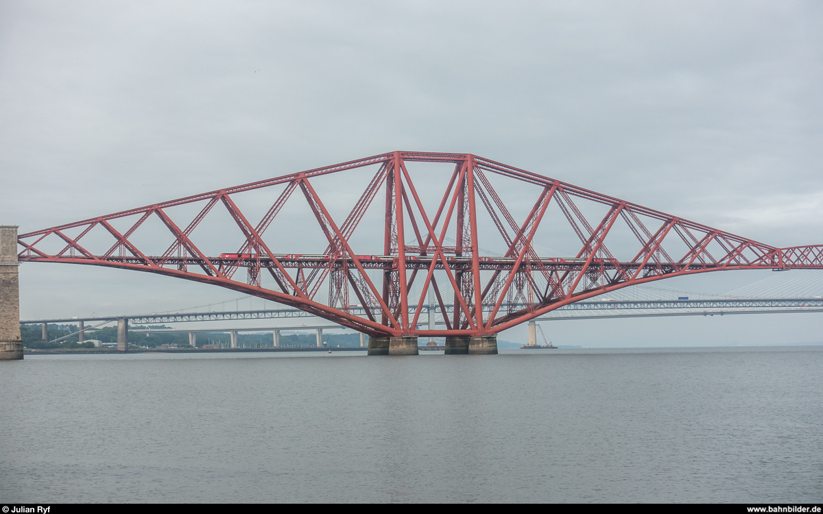 Ein Virgin Trains East Coast HST von London King's Cross nach Aberdeen befährt am 21. August 2017 die Forth Bridge bei South Queensferry.
