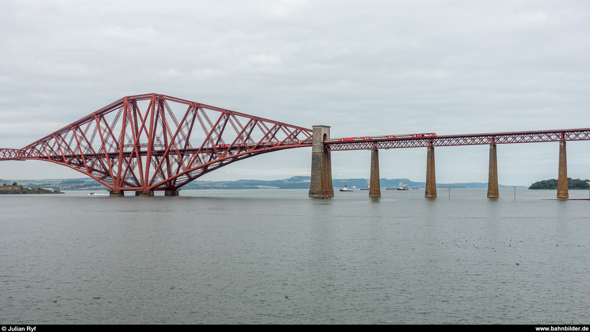 Ein Virgin Trains East Coast HST von London King's Cross nach Aberdeen befährt am 21. August 2017 die Forth Bridge bei South Queensferry.