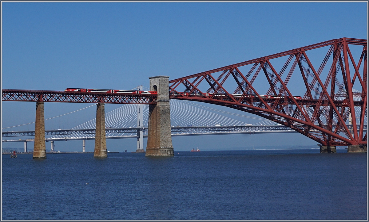 Ein Virgin Trains East Coast HST 125 Class 43 auf der Forth Bridge bei Dalmeny

3. Mai 2017