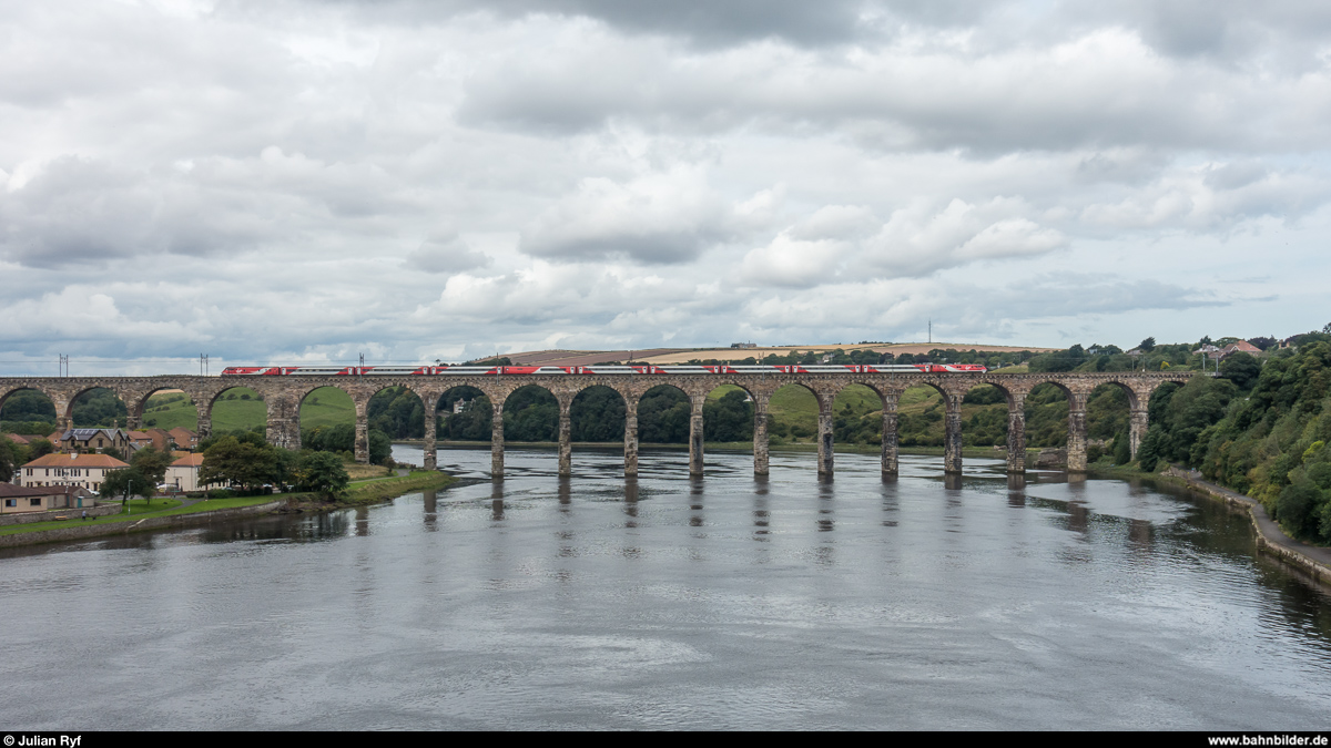 Ein Virgin Trains EC von London King's Cross nach Edinburgh Waverley befährt am 20. August 2017 die Royal Border Bridge kurz vor dem Bahnhof Berwick-upon-Tweed.