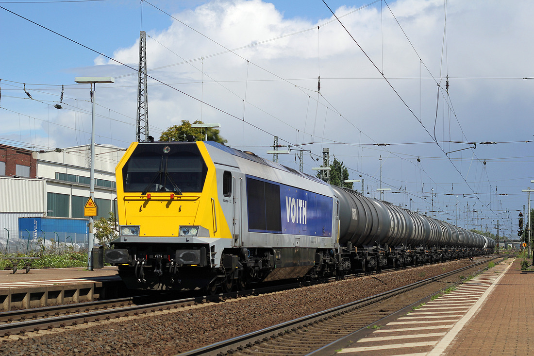 Ein Voith Maxima, deren Nummer mir leider nicht bekannt ist, bei der Durchfahrt im Bahnhof Groß-Gerau am 7. Juni 2017.
