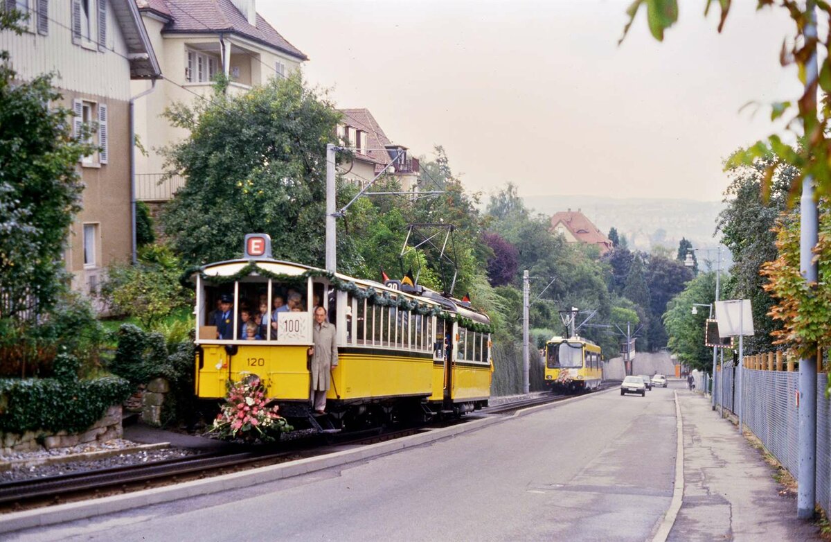Ein vollbesetzter Zug der Stuttgarter Zahnradbahn mit Vorstellwagen 120 und TW 104 auf dem Weg zum Haigst, dahinter ein zu dieser Zeit neuer Wagen der Zahnradbahn (ZT 4.1). Das Foto entstand am 15.09.1984 zu Ehren des hohen Alters der Zahnradbahn (sie war gerade 100 geworden!).