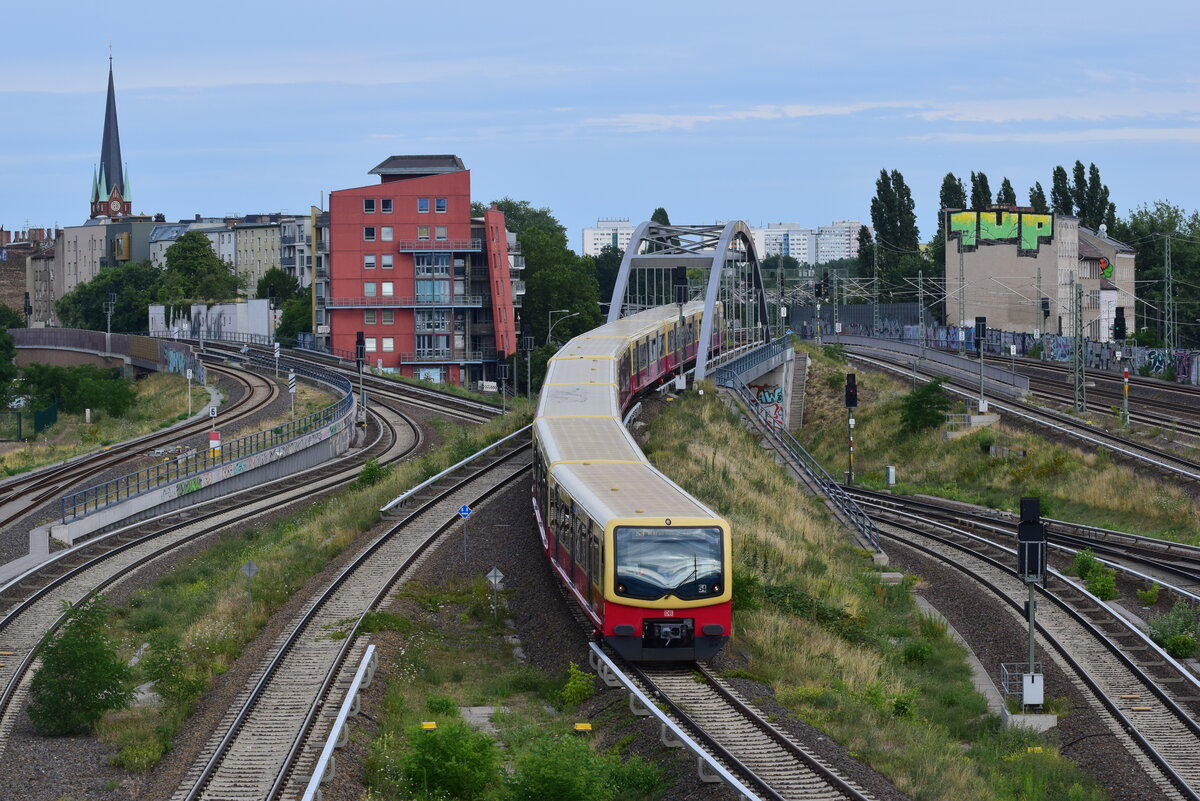 Ein Vollzug der Baureihe 481 erreicht als S3 den Bahnhof Ostkreuz.

Berlin 21.07.2023