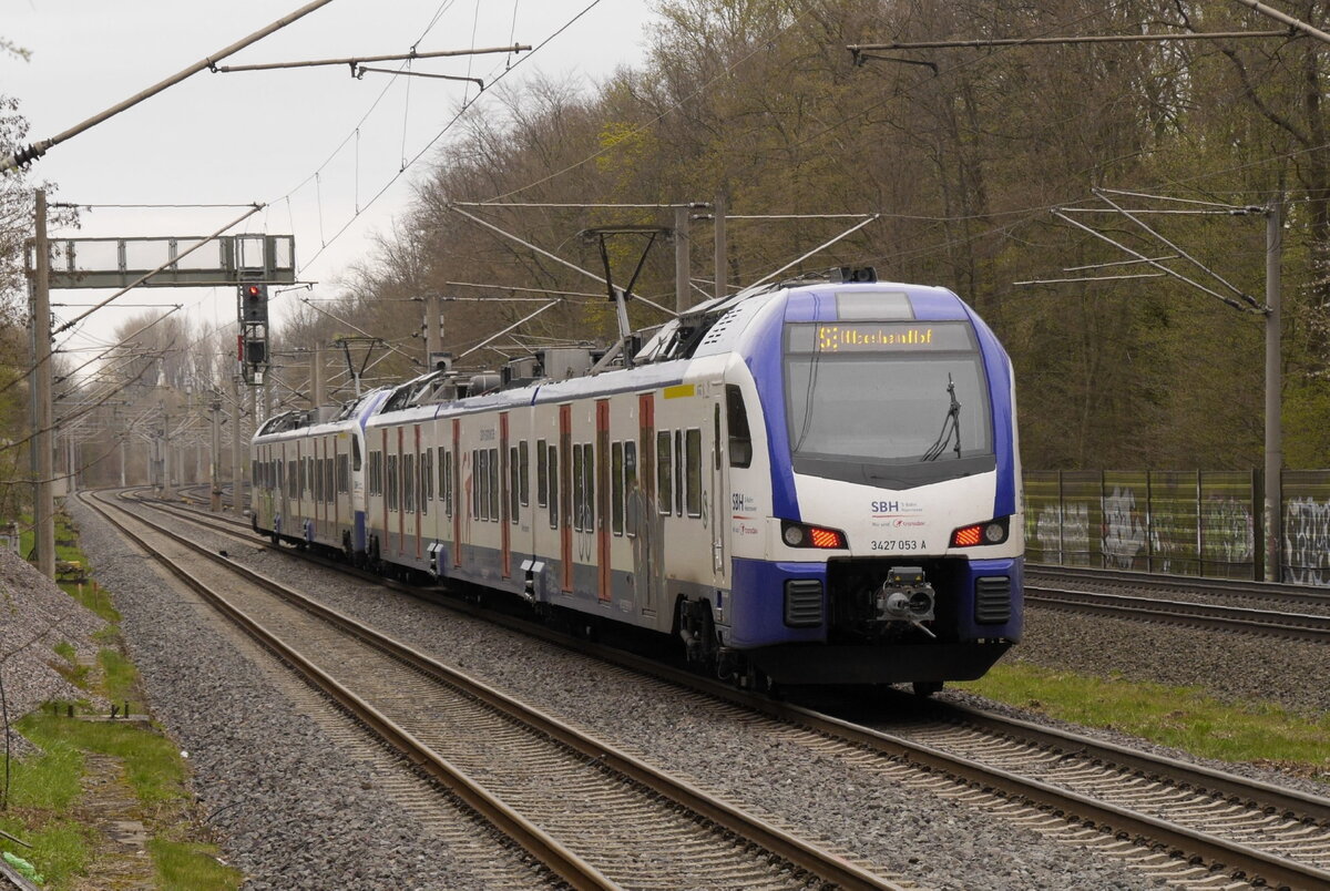 Ein Vollzug der Linie S 3 der S-Bahn Hannover, bestehend aus 3427 045 und 053, verlässt die Station Karl-Wiechert-Allee Richtung Hildesheim. Nachschuss vom Bahnsteigende Gleis 1 aus, 6.4.22. 