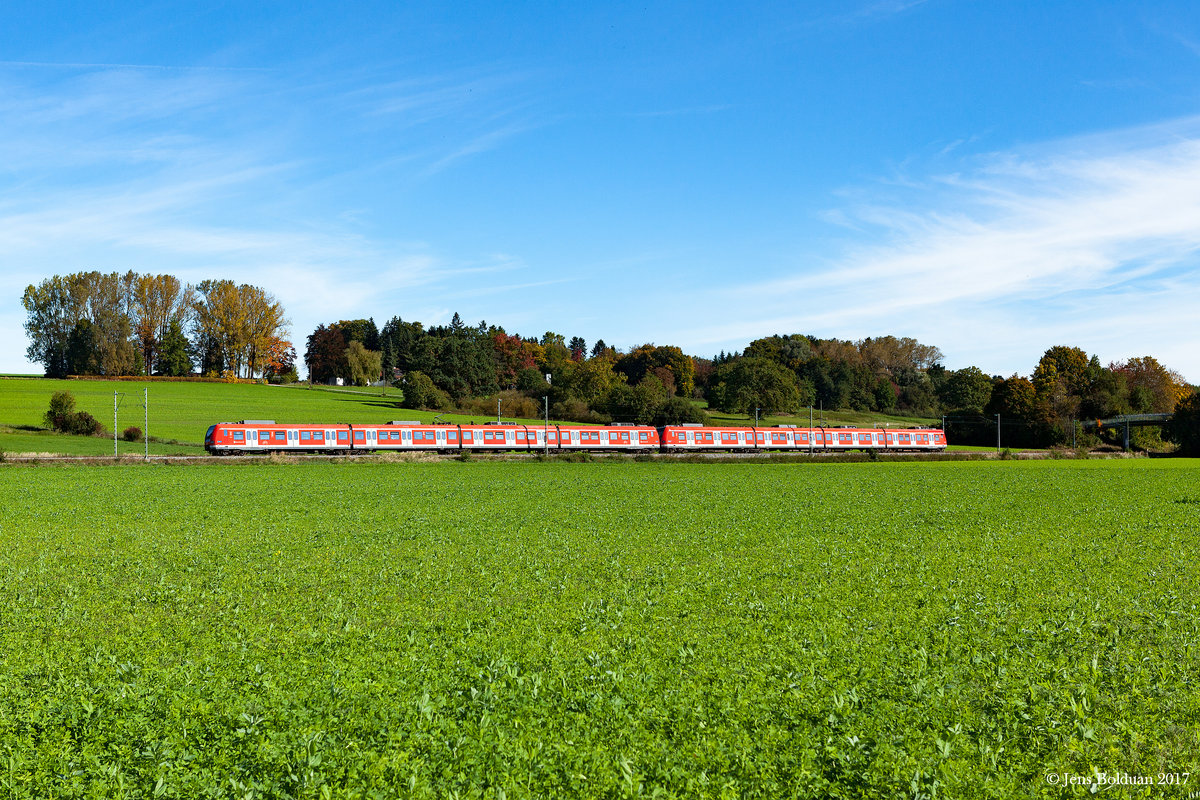 Ein Vollzug der Münchner S-Bahn rollt am 02.10.2017 zwischen Gilching und Geisenried durch die frühherbstliche Landschaft