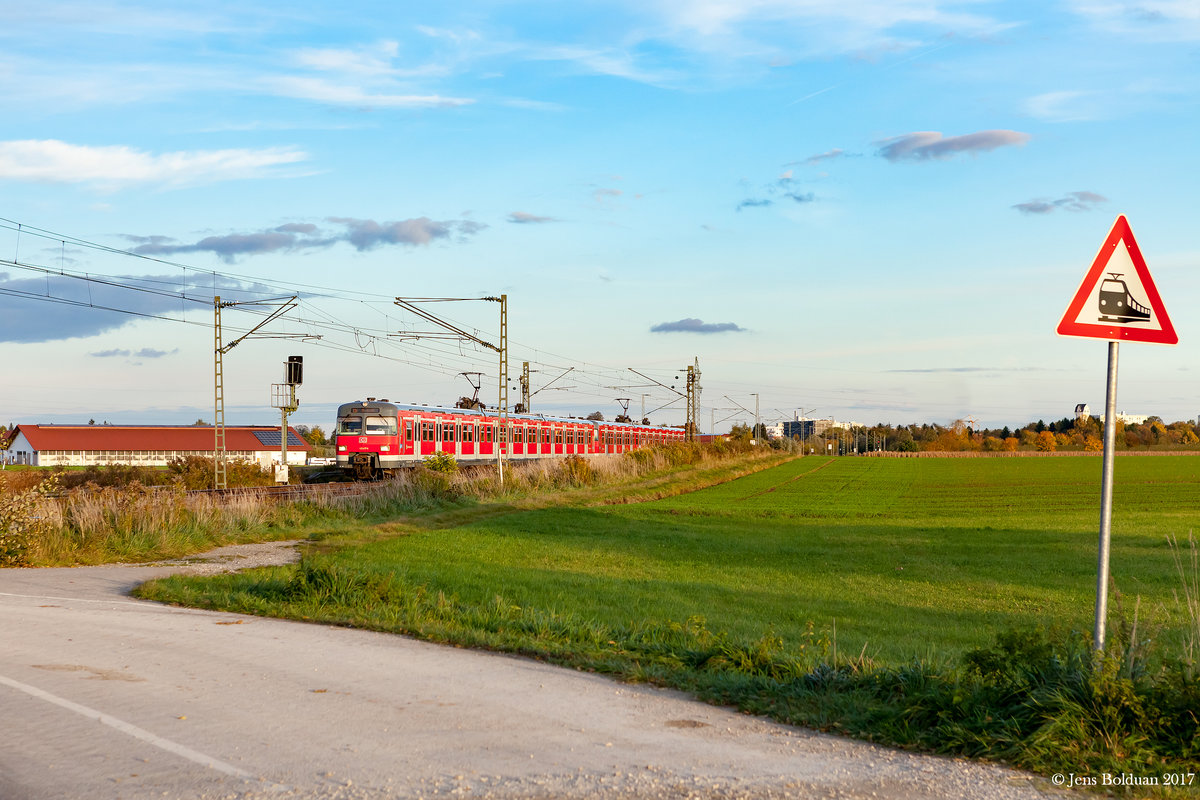 Ein Vollzug der S4 bestehend aus zwei 420er-Einheiten kommt am Abend des 12.10.2017 bei München-Aubing vorbei